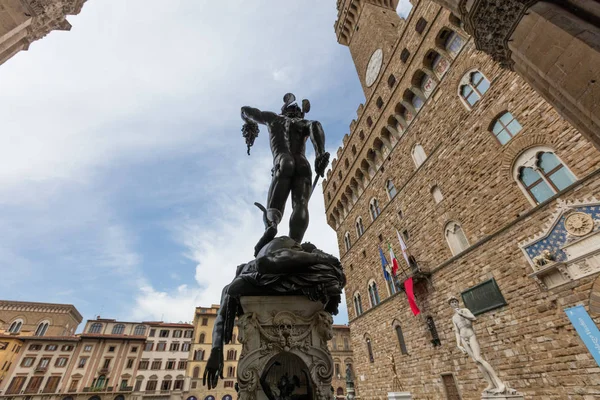 Medusa 'nın başıyla Perseus.