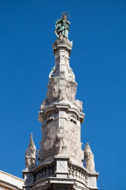 Dikilitaş Napoli, İtalya