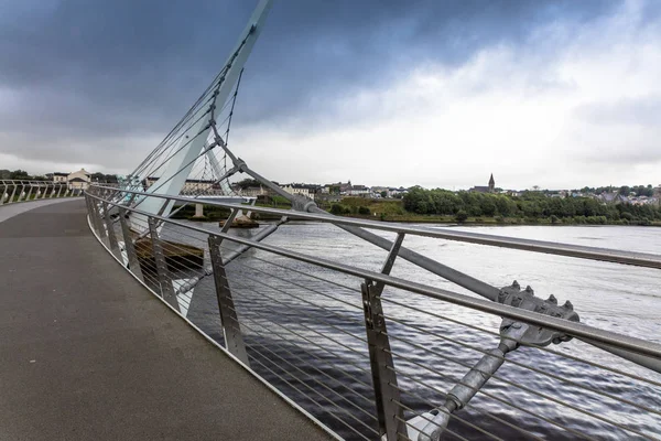 De Peace Bridge, Londonderry, Noord-Ierland — Stockfoto