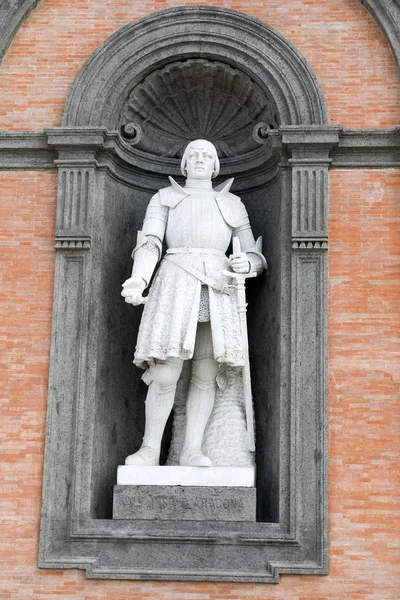 Estatua en la fachada del Palazzo Reale — Foto de Stock