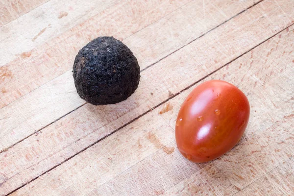 Tomate y trufa aislados — Foto de Stock