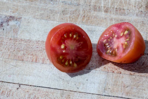 Corte de tomate isolado — Fotografia de Stock