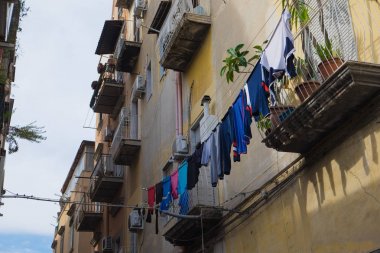 Napoli giysilerle asılı