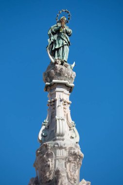 Dikilitaş Napoli, İtalya