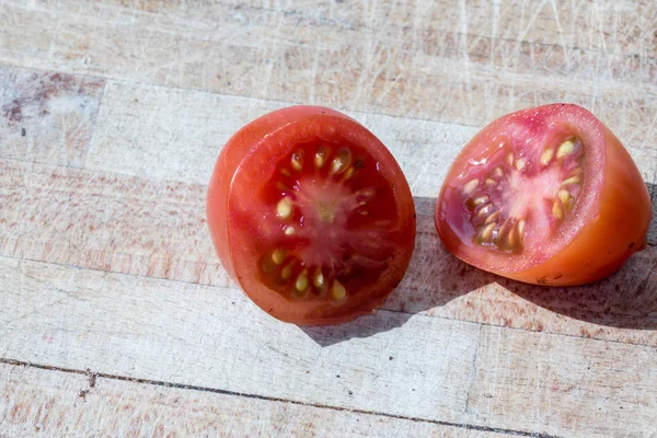 Pomidora pokroić na białym tle — Zdjęcie stockowe