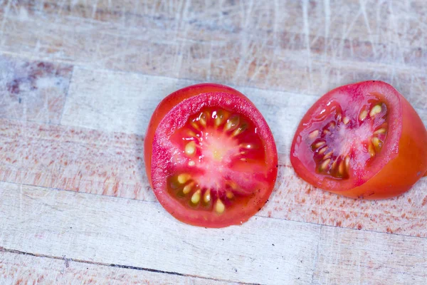 Corte de tomate isolado — Fotografia de Stock