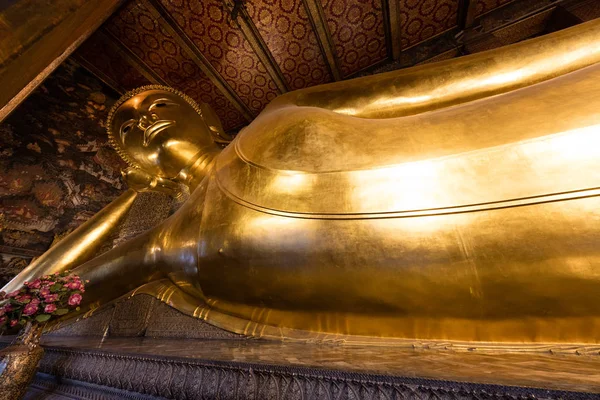 Buda reclinada en Wat Pho — Foto de Stock