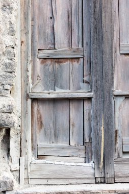 Ahşap kırık pencere