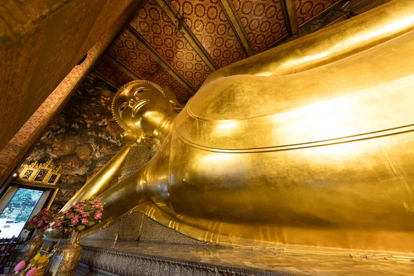 Buda reclinada en Wat Pho — Foto de Stock