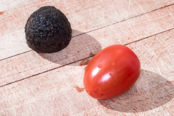 Tomate y trufa aislados — Foto de Stock