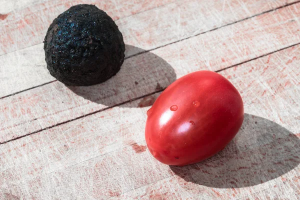 Pomidor i trufli na białym tle — Zdjęcie stockowe