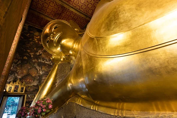 Buda reclinada en Wat Pho — Foto de Stock