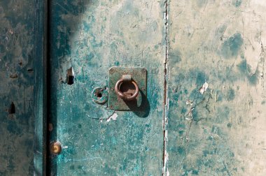 Yeşil kapı tokmağı ile