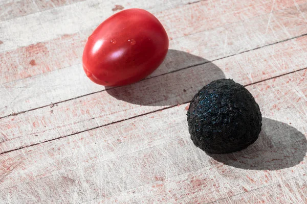 Tomate e trufa isolados — Fotografia de Stock