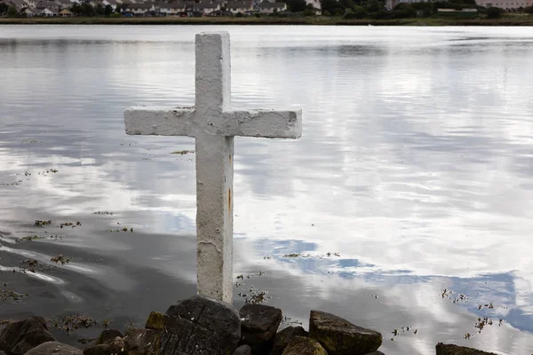 Croce sul lago — Foto Stock