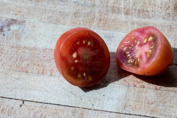 Corte de tomate isolado — Fotografia de Stock