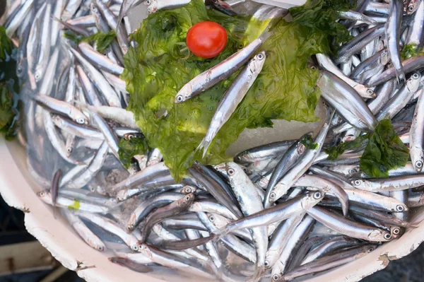 Ansjovis blootgesteld in de markt — Stockfoto