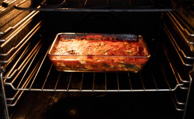 İtalyan mutfak geleneksel Napoliten bulaşık içinde patlıcan