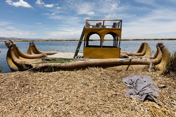 Barco en las Islas Uro, Perú — Foto de Stock