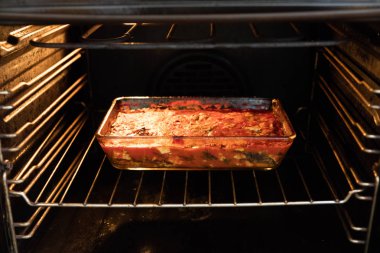 İtalyan mutfak geleneksel Napoliten bulaşık içinde patlıcan