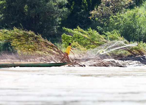 Mekong net ile balıkçılar