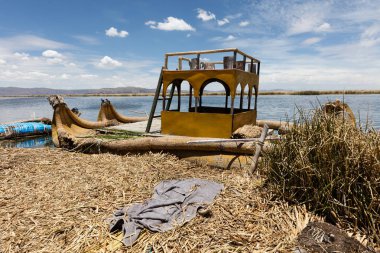 Puno, Peru yakınlarındaki Titicaca gölündeki Totora teknesi.