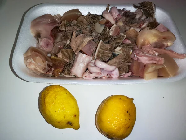 Varkenssnuit en citroen — Stockfoto