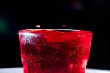 kırmızı sıvı damlaları 