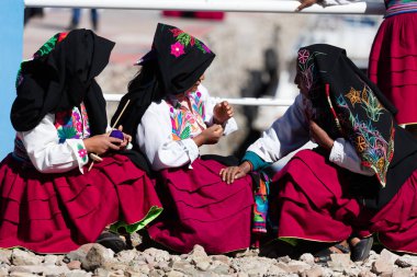 tipik Amantan kostümleri