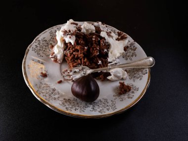 Mont Blanc, kestaneli ev yapımı tatlı. 