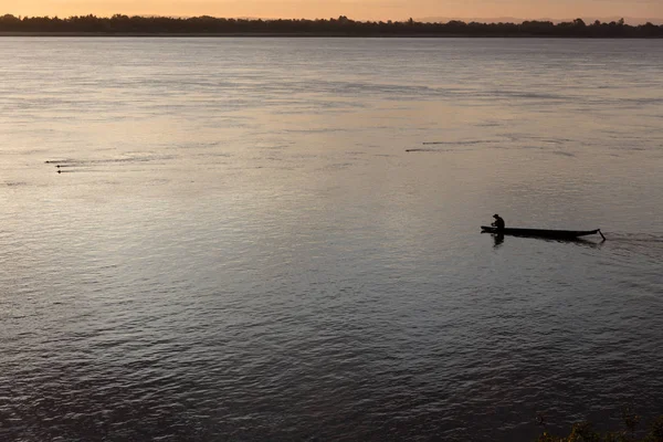 Pêcheur sur la rivière Mékong — Photo