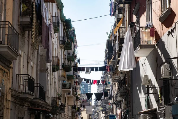 Vue dans les rues nawrrow de Naples — Photo