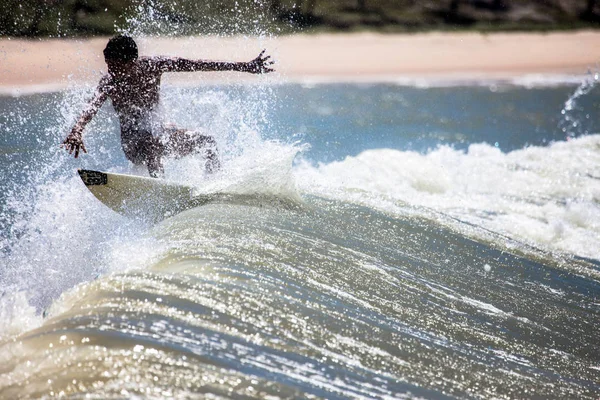 Muž Surfování Oceánu — Stock fotografie