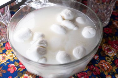 Suya batırılmış mozarellalı tabak.