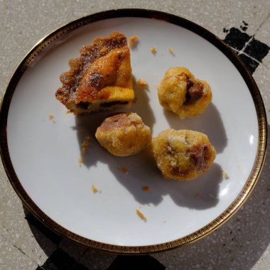 Migliaccio ve Castagnole tipik Napoli karnaval pastaları.