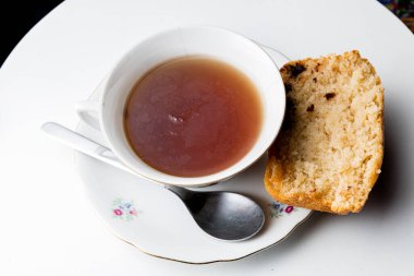 kahve ve kek masada.