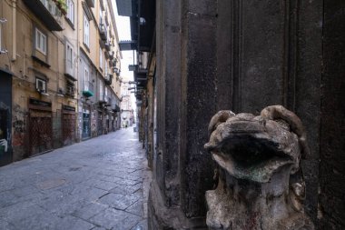 Covid 19 yaşındayken yalnız Napoli