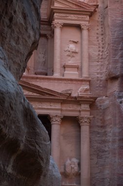 Ürdün Petra şehrinin girişinde Siq 'in görüntüsü