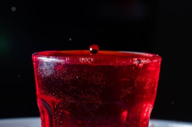 cam kabında kırmızı sıvı damla