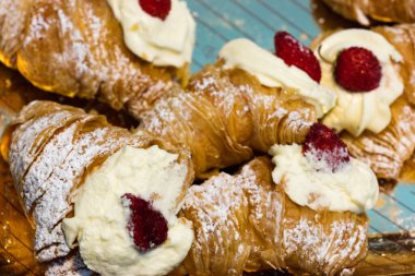 Istakoz kuyruğu, modern Napoli pastasının tipik bir tatlısıdır.