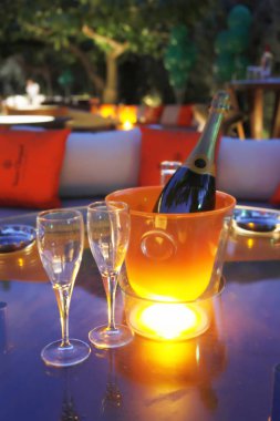 şampanya şişesi ve iki bardak
