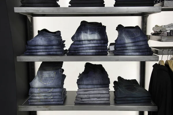 Jeans bleus sur étagère — Photo