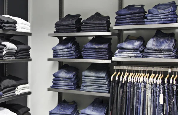 Modré džíny a ležérní oblečení — Stock fotografie