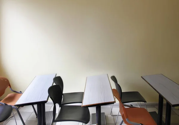 Boş sınıf masaları