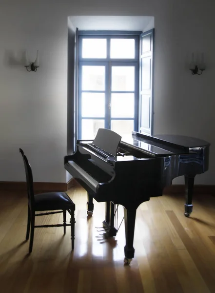 Pianoforte e sedia — Foto Stock