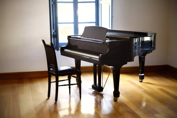 Preto piano de cauda e cadeira — Fotografia de Stock