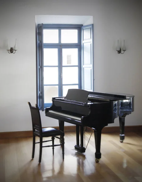 Piano in front of a window — Stock Photo, Image