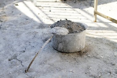 Eski pot ve kepçe kül