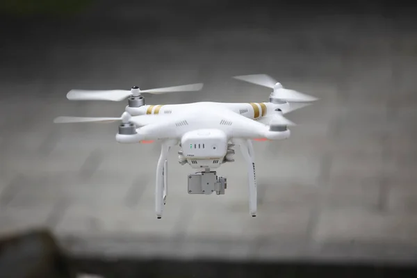 Beyaz dron hovering 
