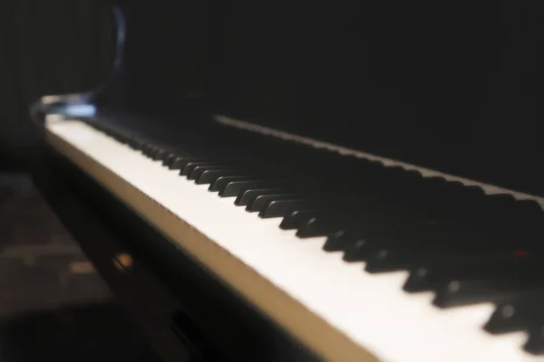 黒と白のピアノキー — ストック写真